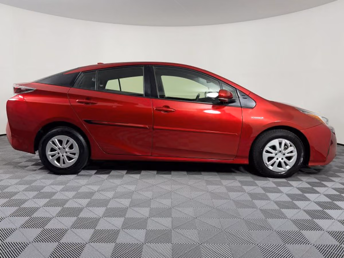 2016 Toyota Prius Two Image 7