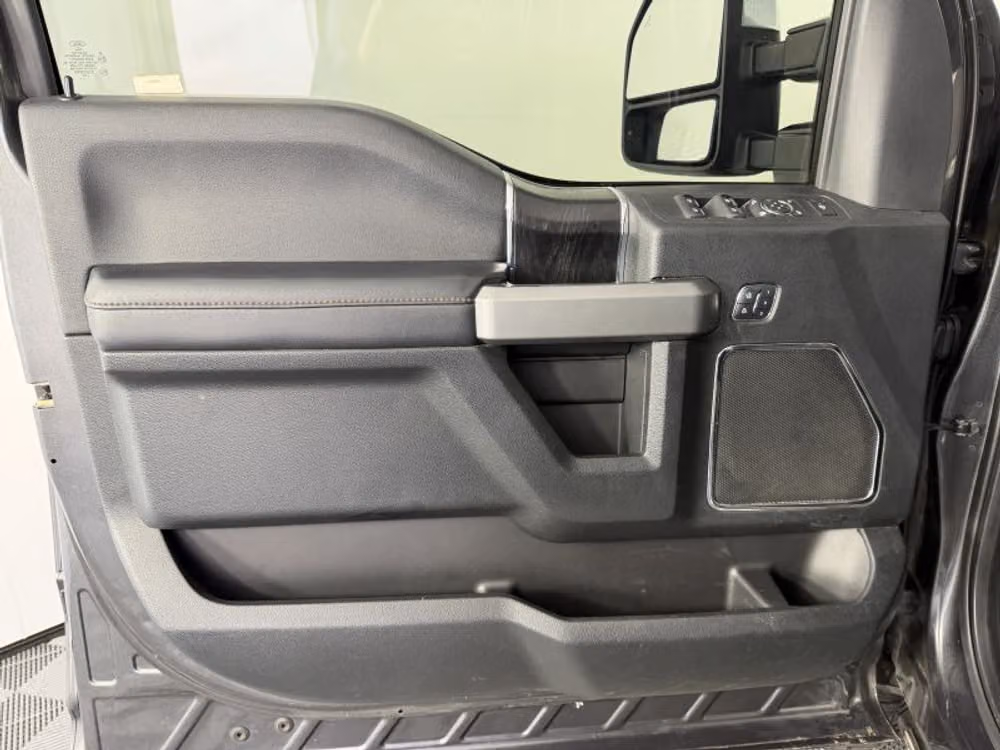 2018 Ford F-350 Super Duty Platinum Crew Cab Image 24