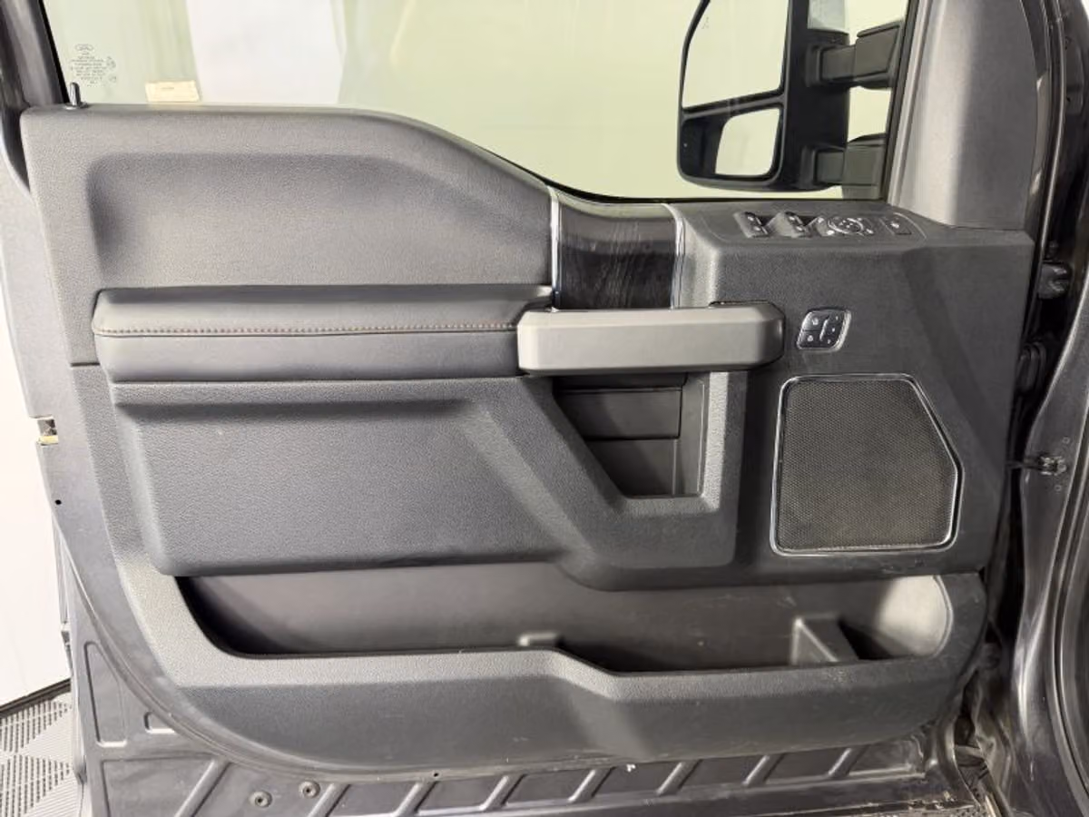 2018 Ford F-350 Super Duty Platinum Crew Cab Image 24