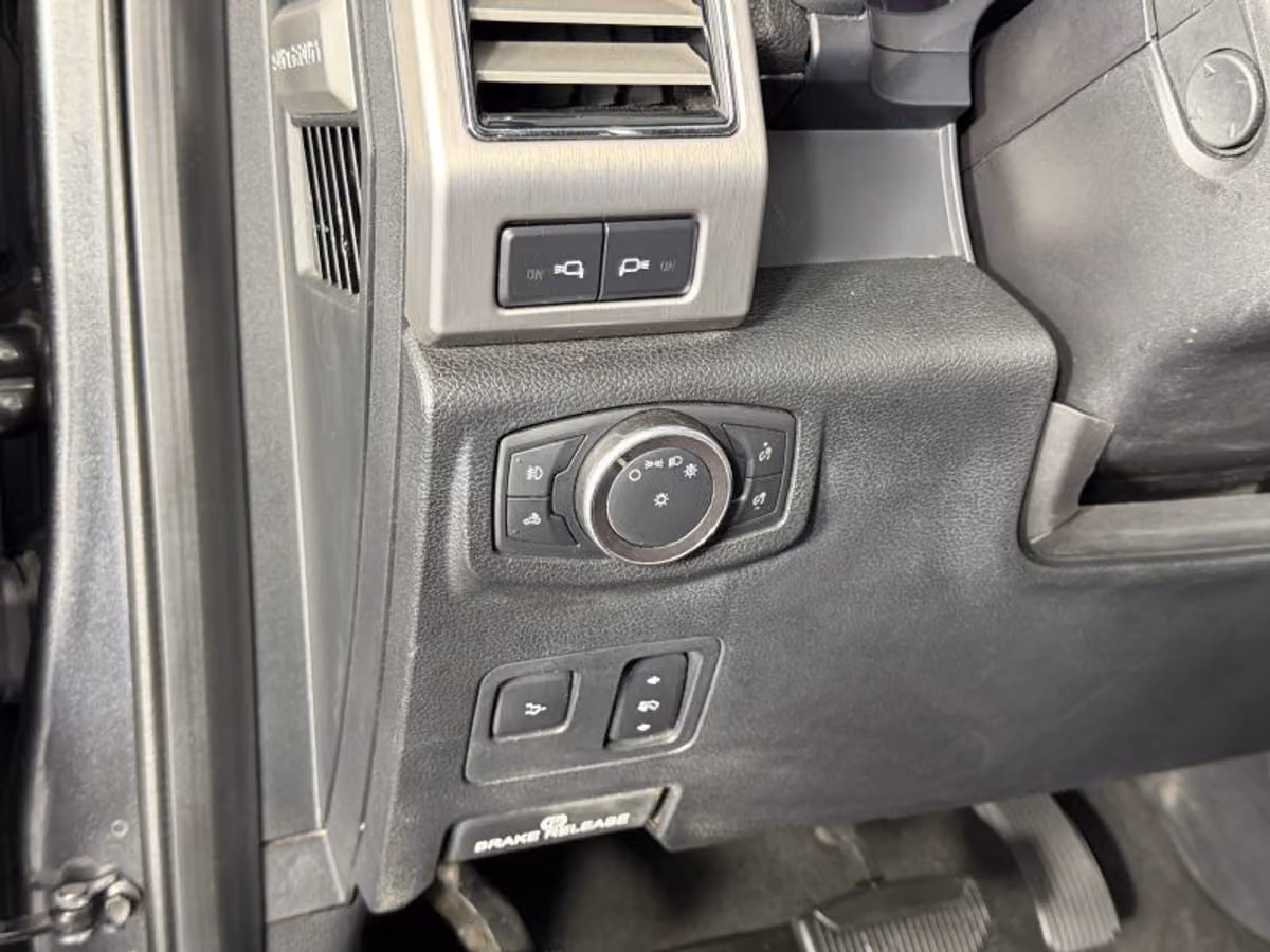 2018 Ford F-350 Super Duty Platinum Crew Cab Image 26