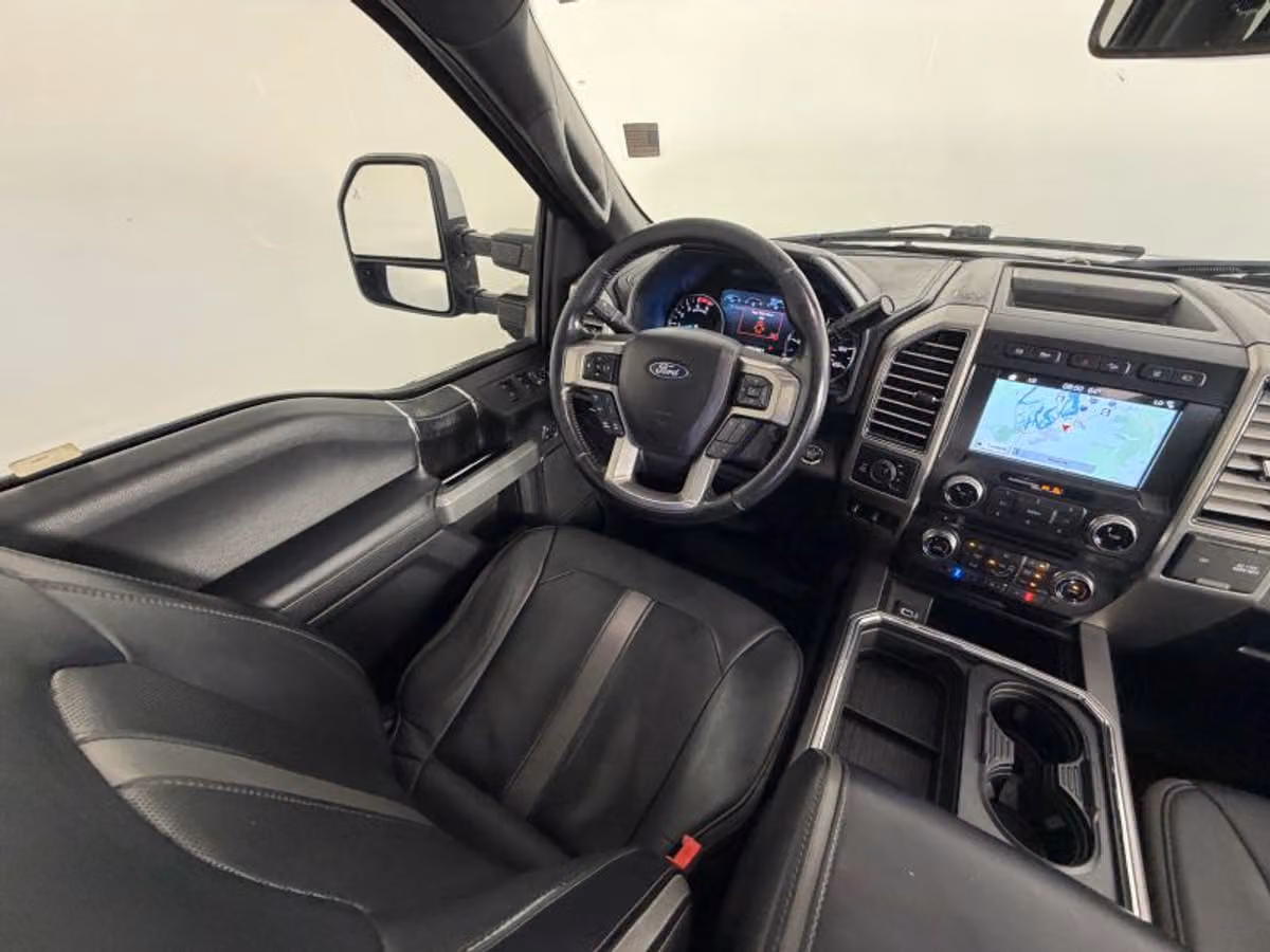 2018 Ford F-350 Super Duty Platinum Crew Cab Image 32