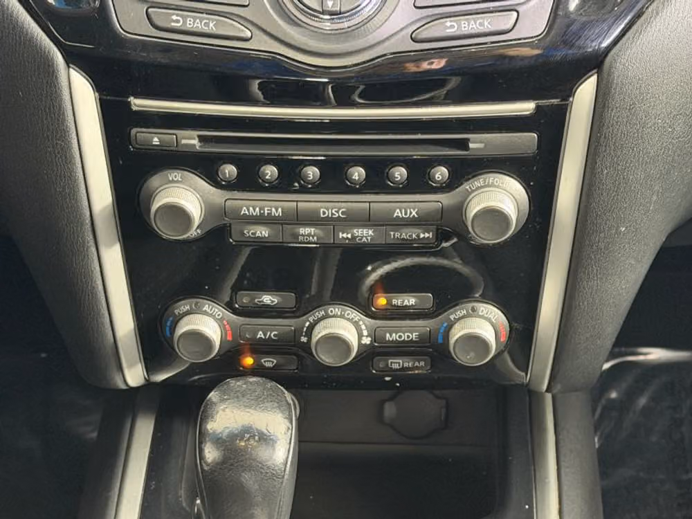 2015 Nissan Pathfinder SV Image 32