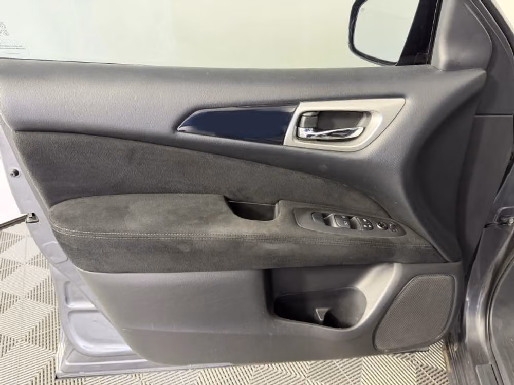 2015 Nissan Pathfinder SV Image 23