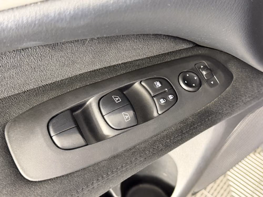 2015 Nissan Pathfinder SV Image 24
