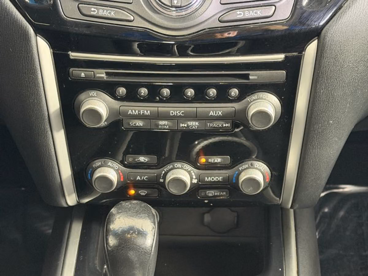 2015 Nissan Pathfinder SV Image 32