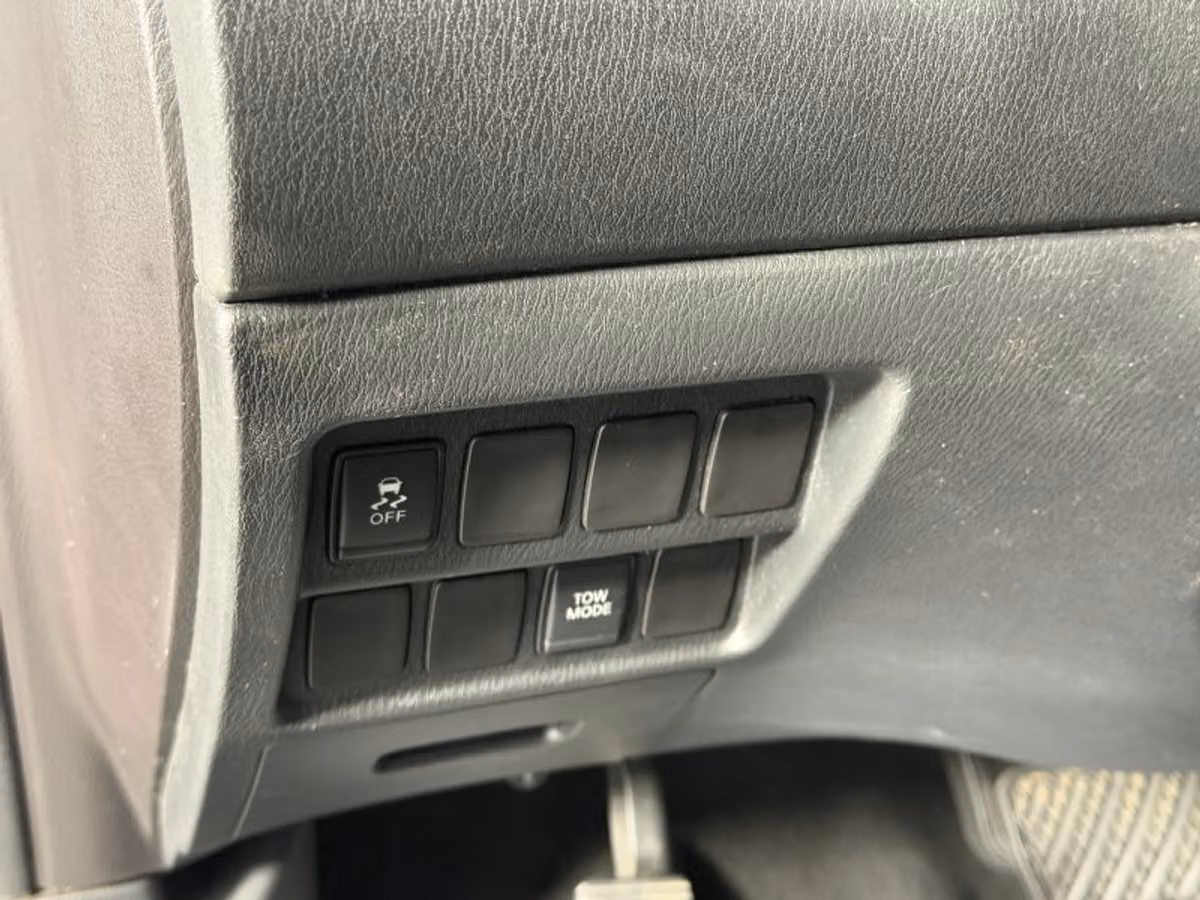 2015 Nissan Pathfinder SV Image 21