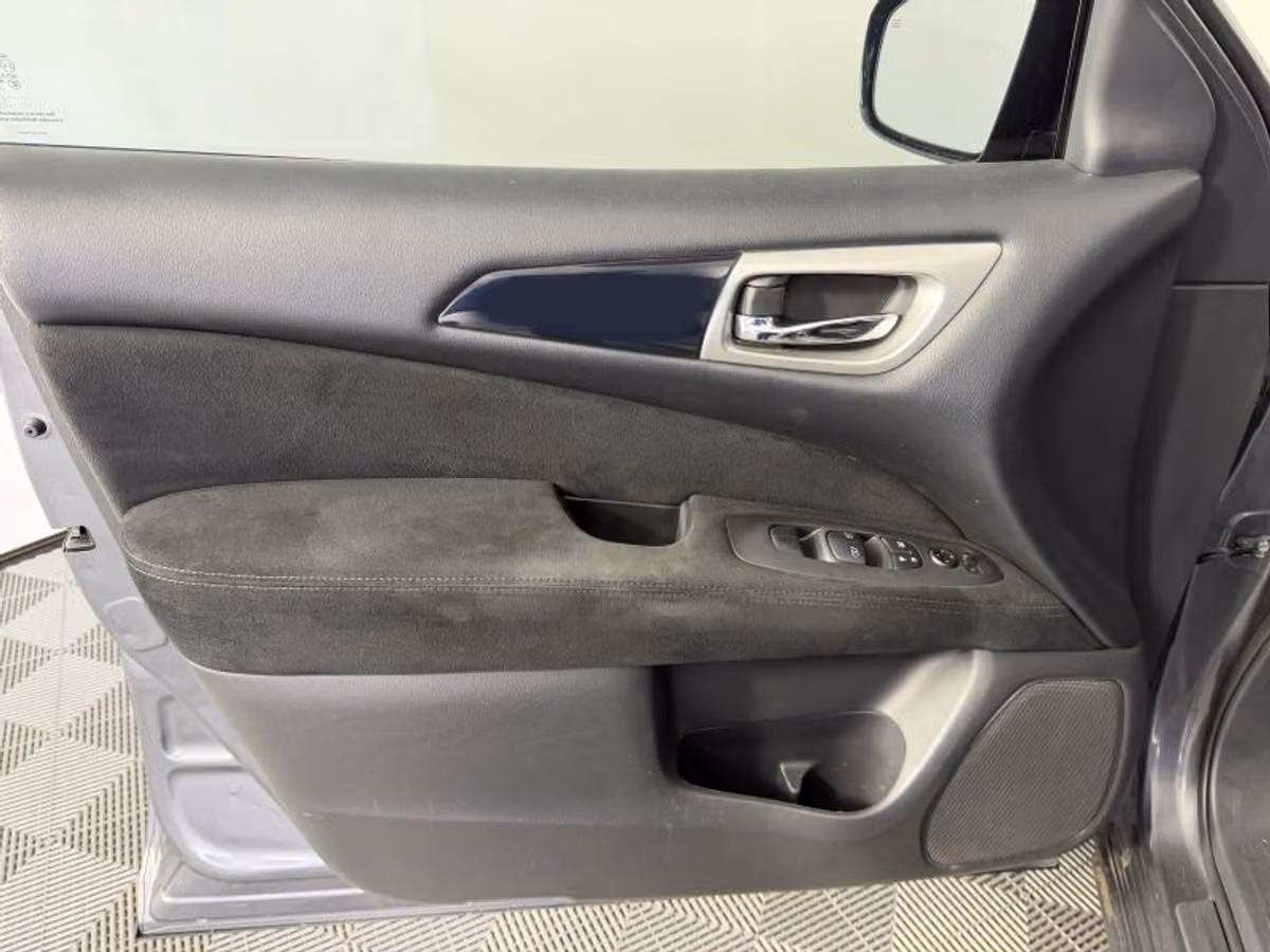2015 Nissan Pathfinder SV Image 23