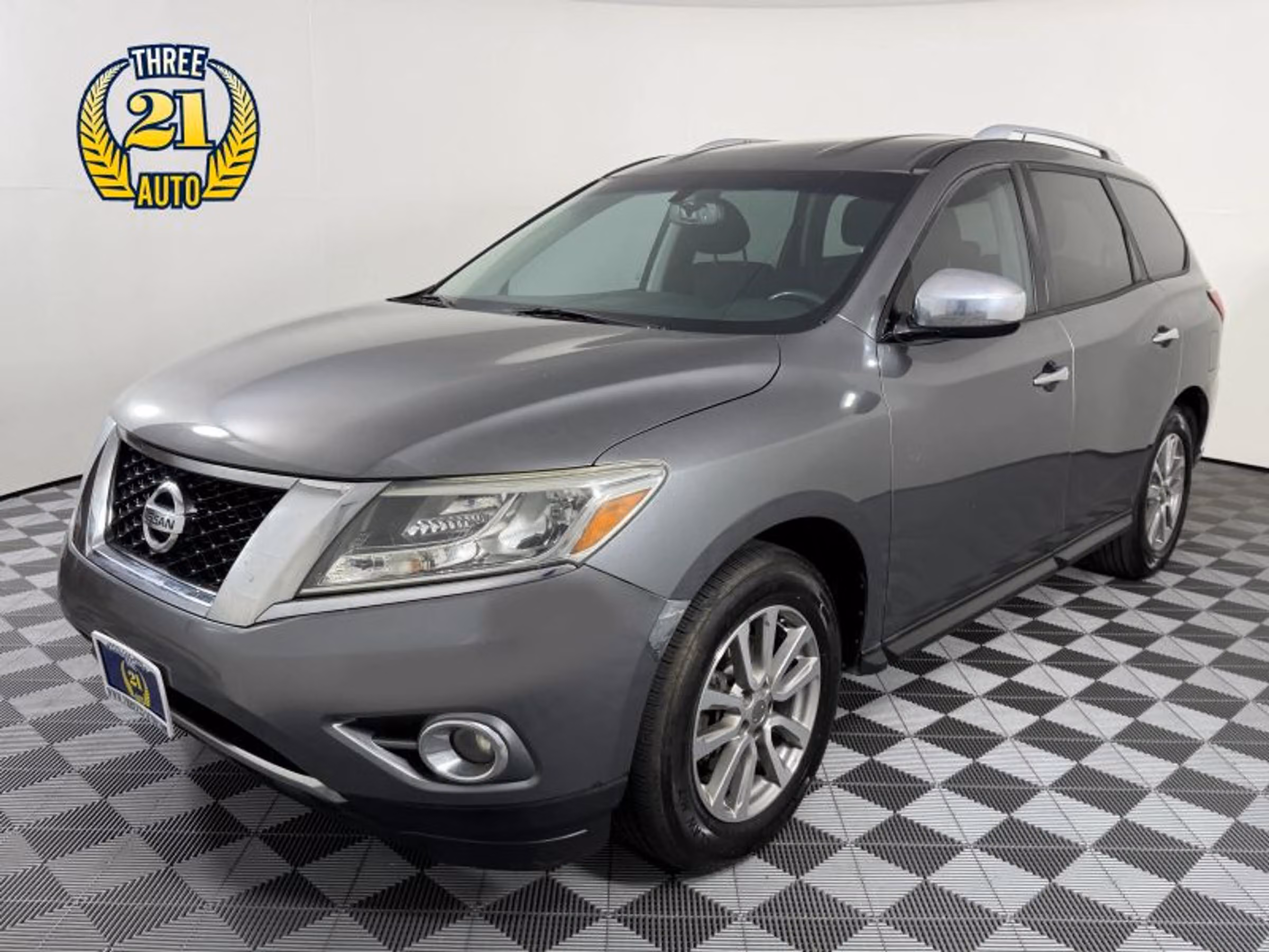 2015 Nissan Pathfinder SV Image 1