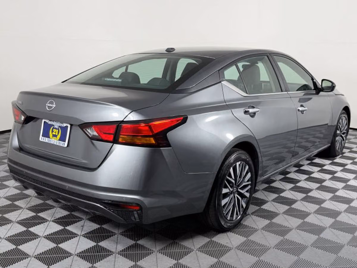 2025 Nissan Altima 2.5 SV Image 8