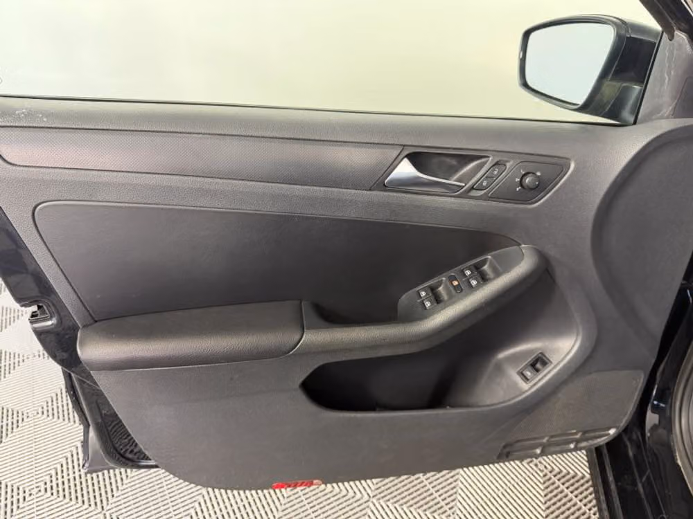 2012 Volkswagen Jetta 2.5L SE Sedan 4D Image 17