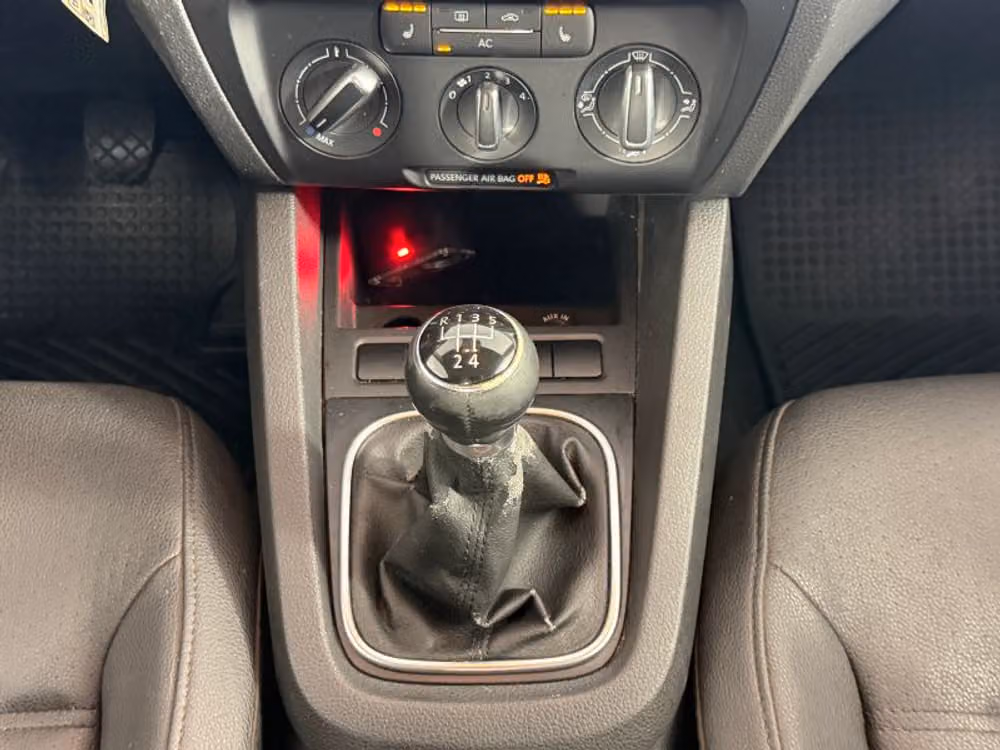 2012 Volkswagen Jetta 2.5L SE Sedan 4D Image 14