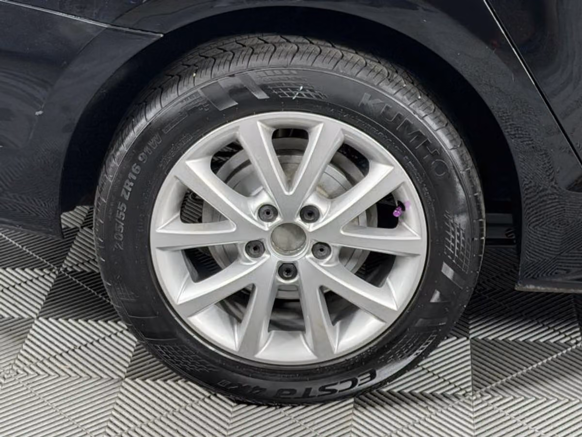 2012 Volkswagen Jetta 2.5L SE Sedan 4D Image 25