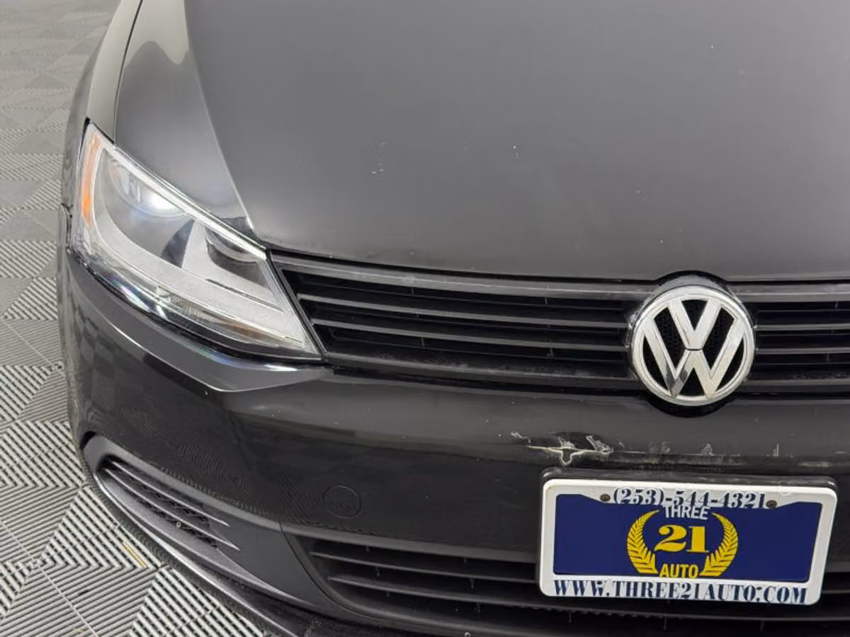 2012 Volkswagen Jetta 2.5L SE Sedan 4D Image 4