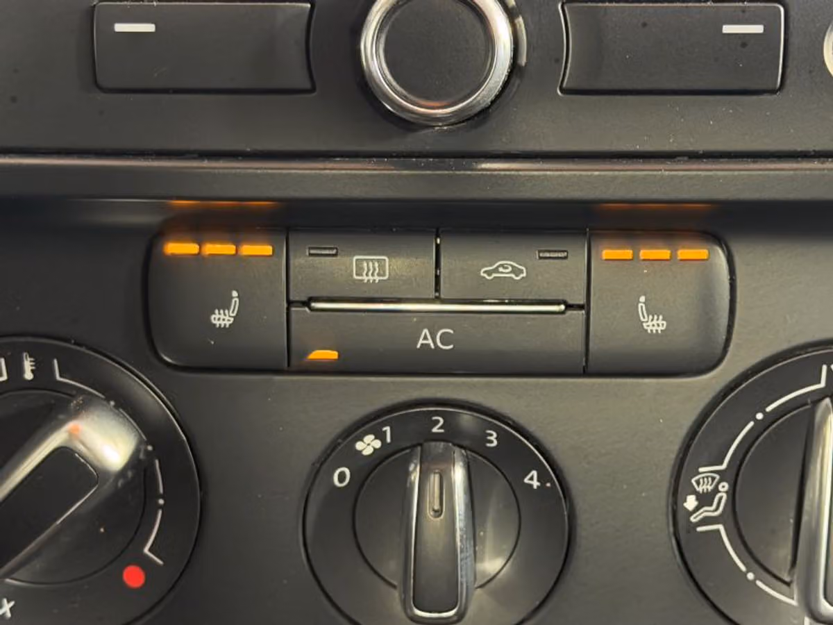 2012 Volkswagen Jetta 2.5L SE Sedan 4D Image 16