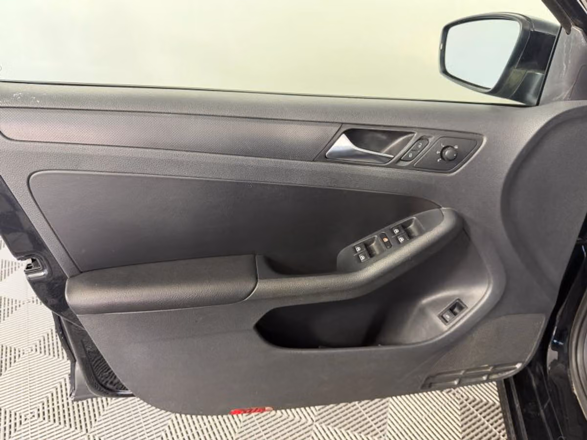 2012 Volkswagen Jetta 2.5L SE Sedan 4D Image 17