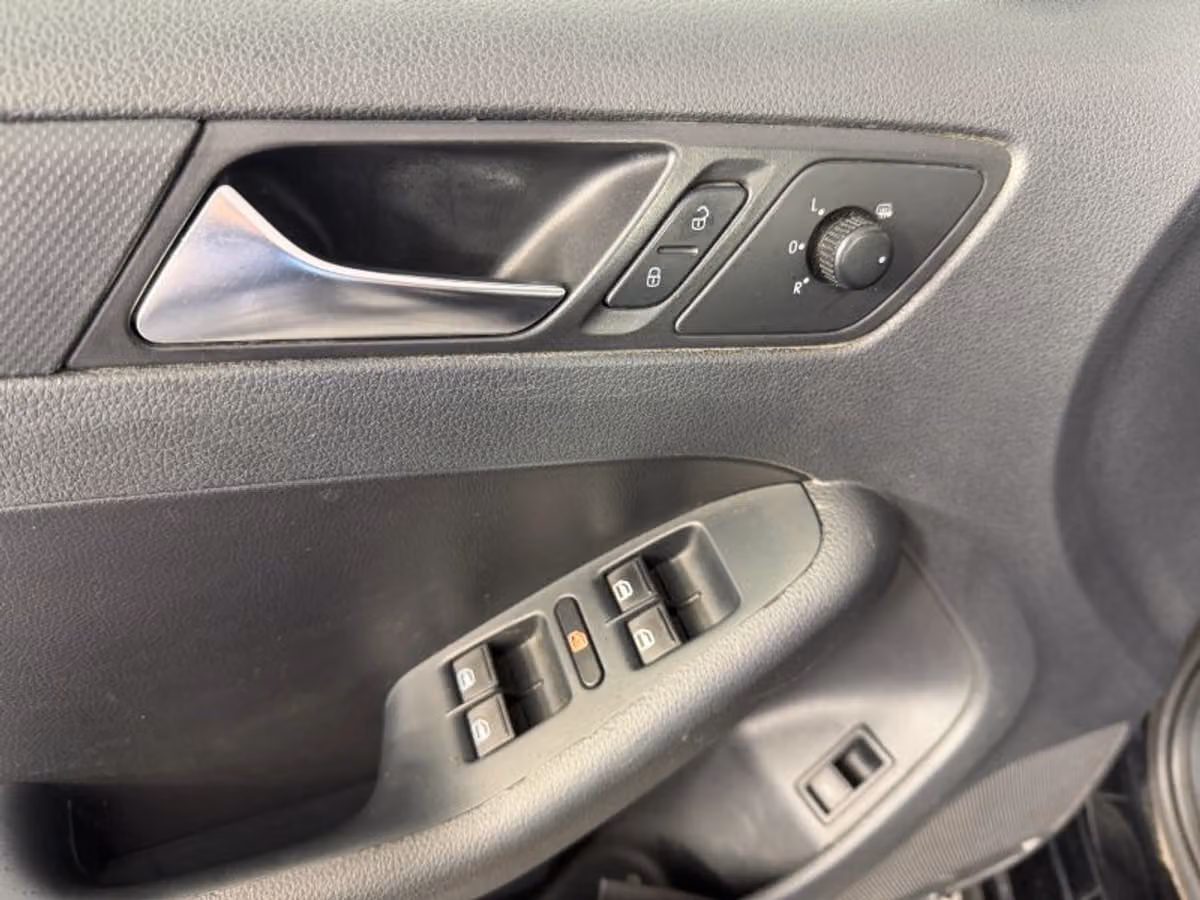 2012 Volkswagen Jetta 2.5L SE Sedan 4D Image 18