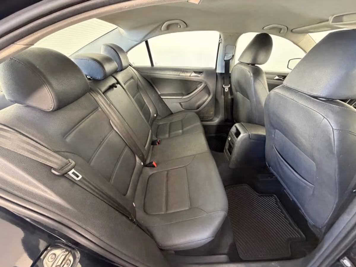 2012 Volkswagen Jetta 2.5L SE Sedan 4D Image 32