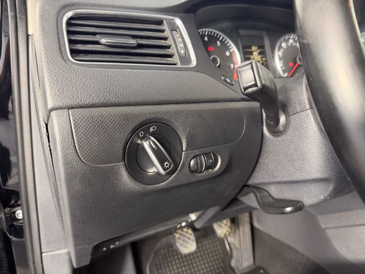 2012 Volkswagen Jetta 2.5L SE Sedan 4D Image 29