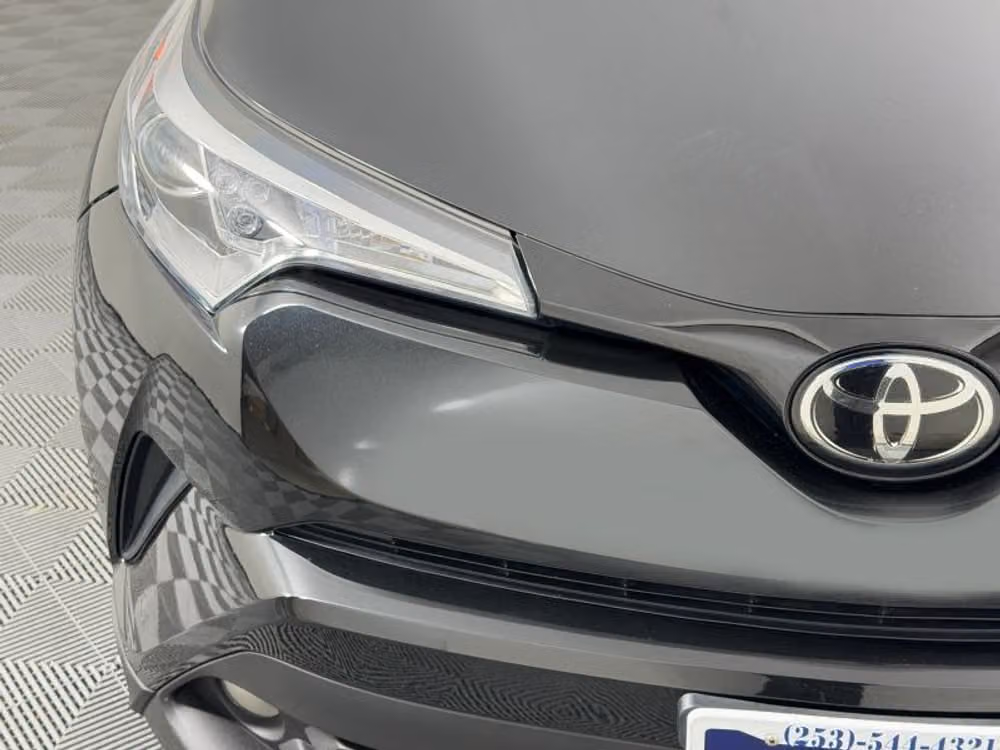 2018 Toyota C-HR XLE Premium Crossover Image 5