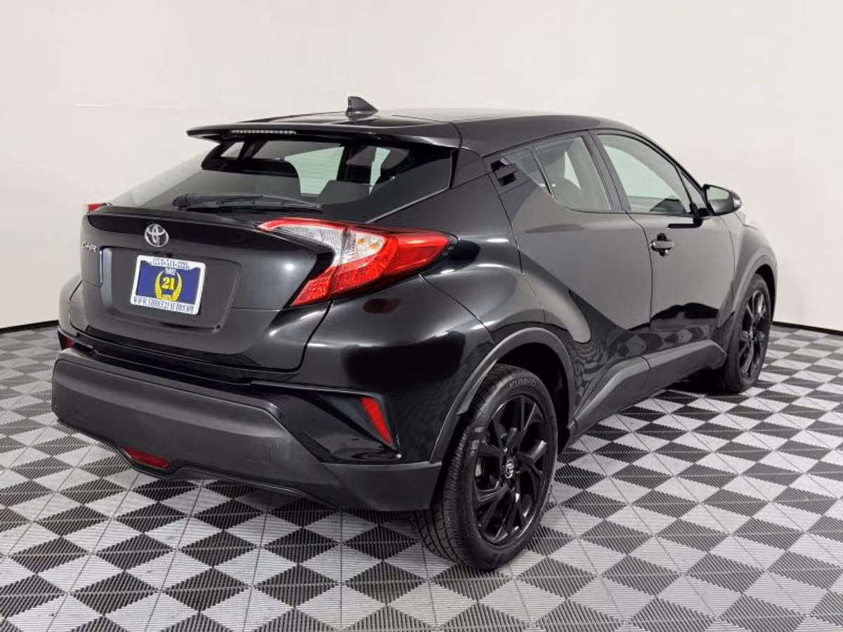2018 Toyota C-HR XLE Premium Crossover Image 8