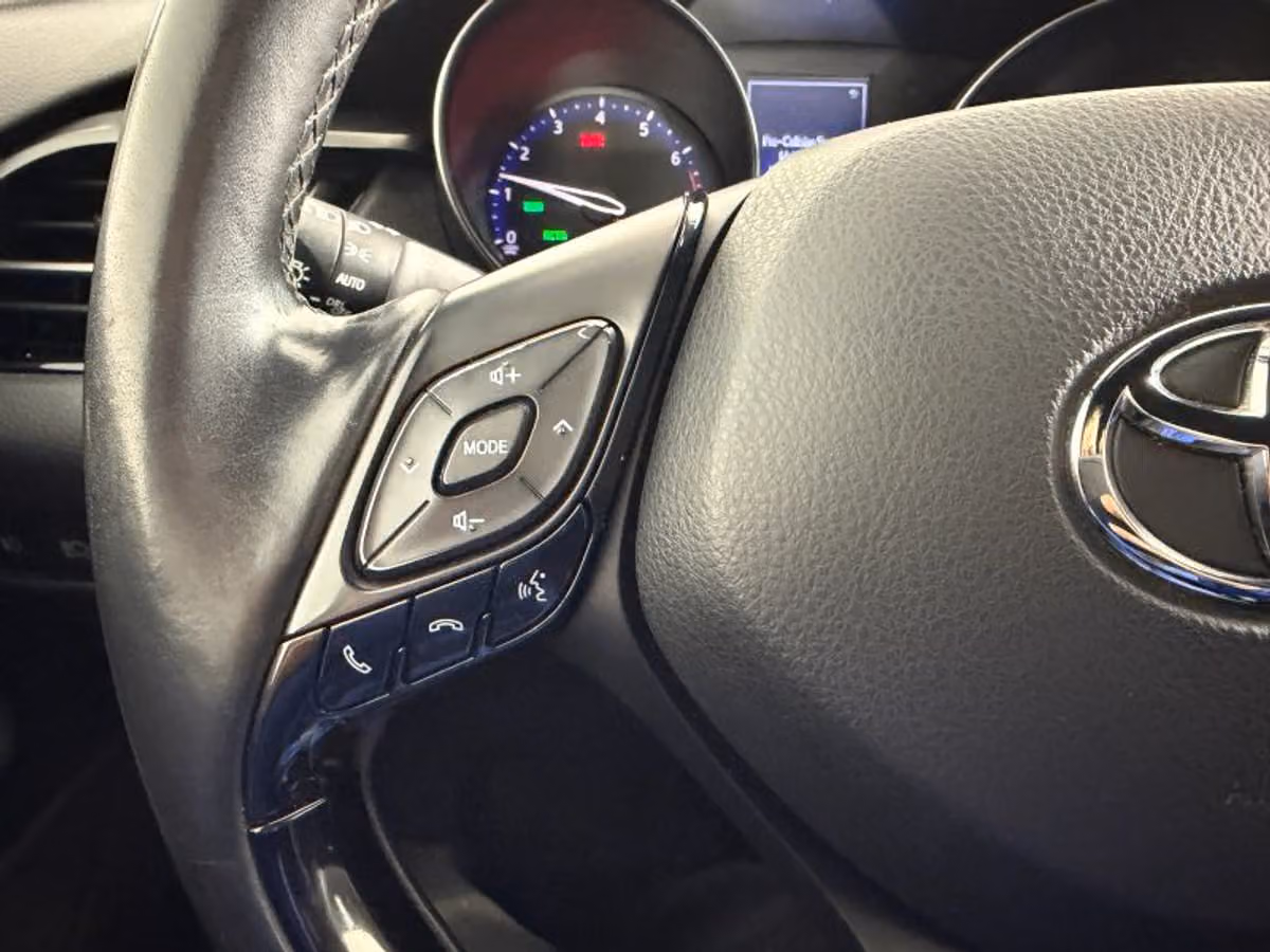 2018 Toyota C-HR XLE Premium Crossover Image 36
