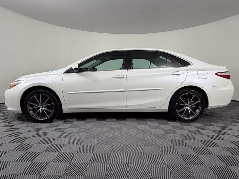 2017 Toyota Camry XSE Image 6
