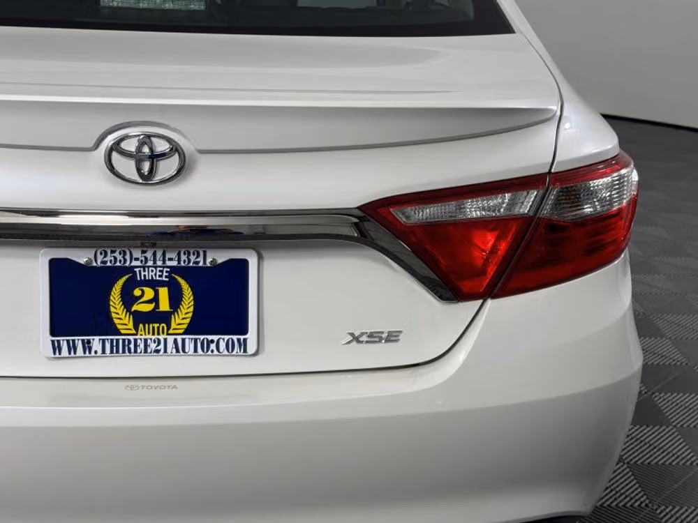 2017 Toyota Camry XSE Image 10