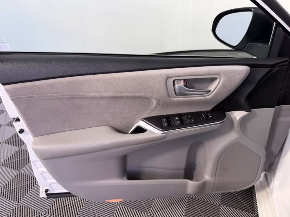 2017 Toyota Camry XSE Image 22