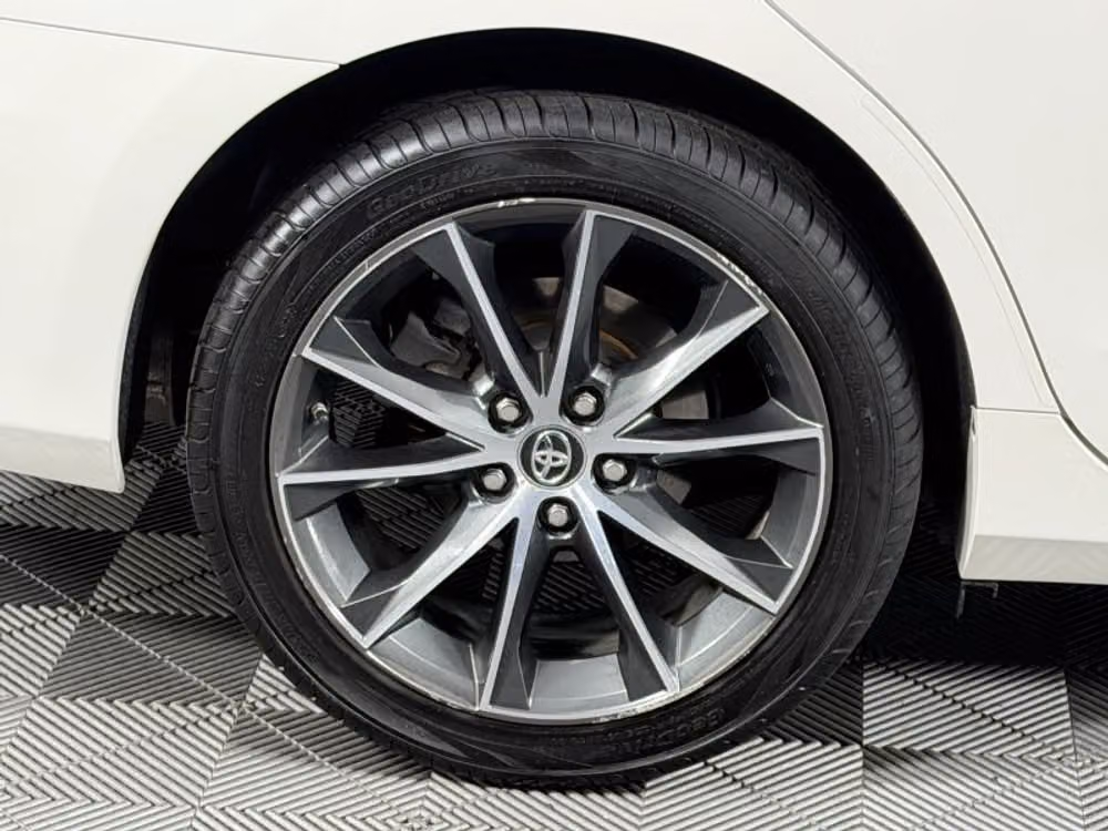2017 Toyota Camry XSE Image 31