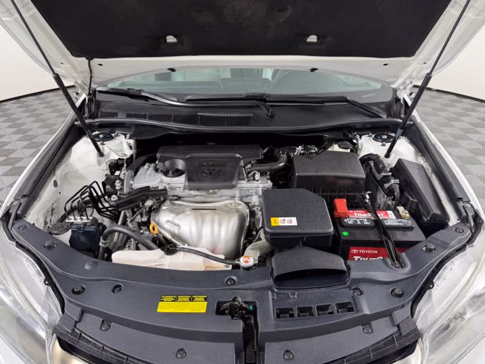2017 Toyota Camry XSE Image 32