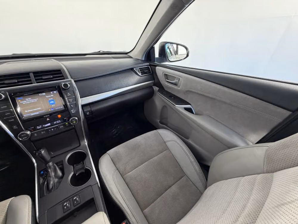 2017 Toyota Camry XSE Image 13