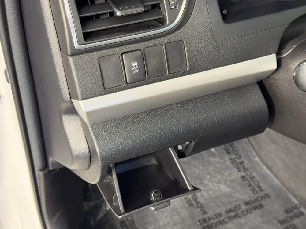 2017 Toyota Camry XSE Image 25