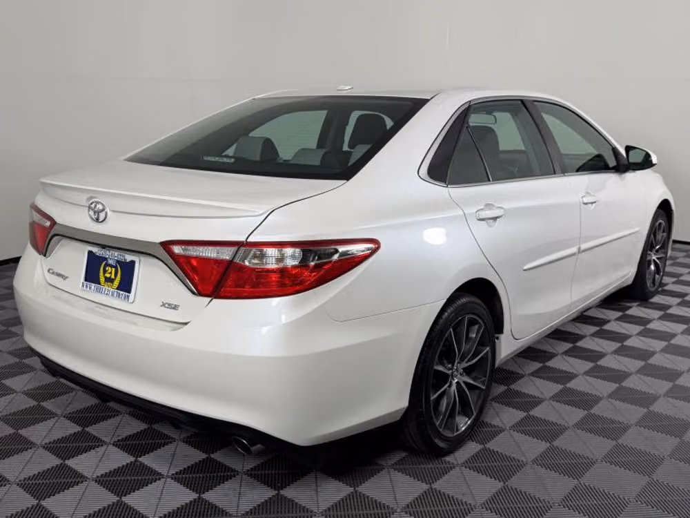 2017 Toyota Camry XSE Image 28