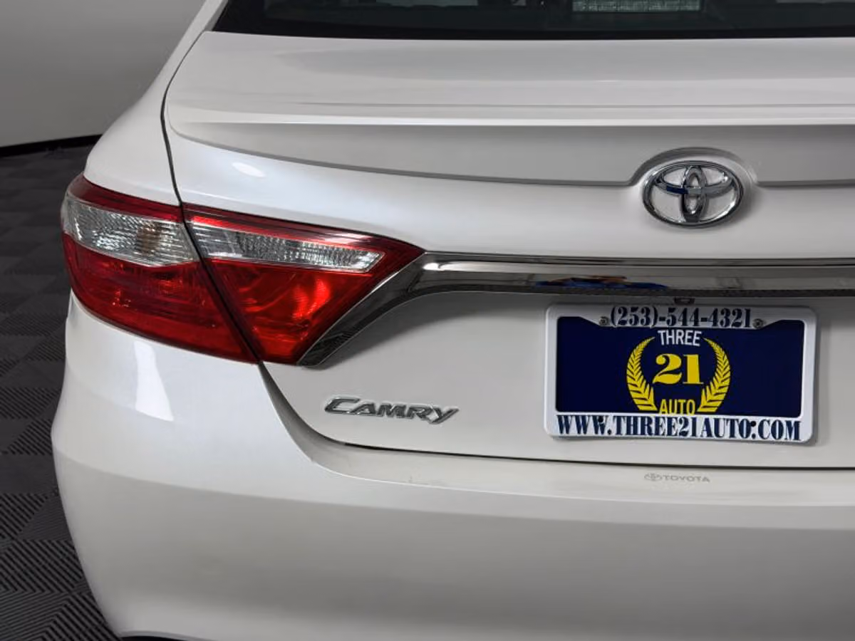 2017 Toyota Camry XSE Image 9