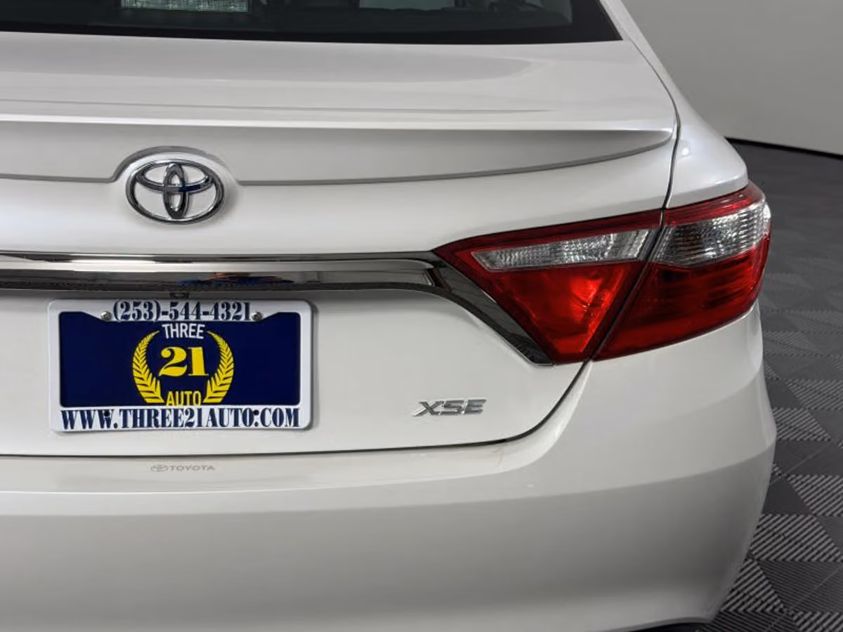 2017 Toyota Camry XSE Image 10
