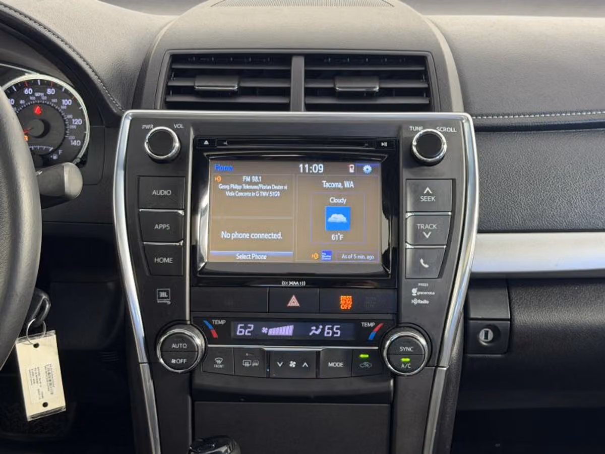 2017 Toyota Camry XSE Image 16
