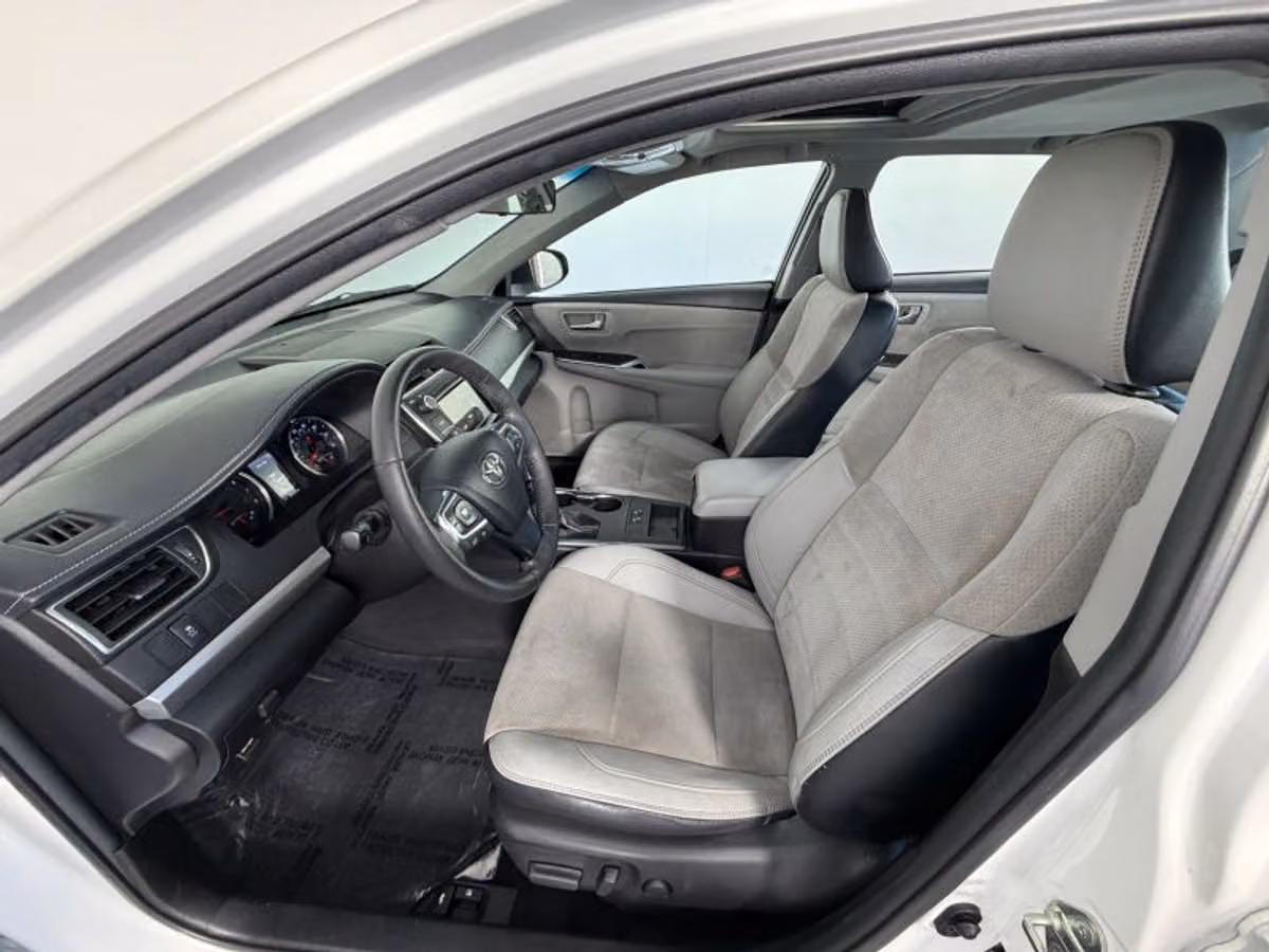 2017 Toyota Camry XSE Image 21