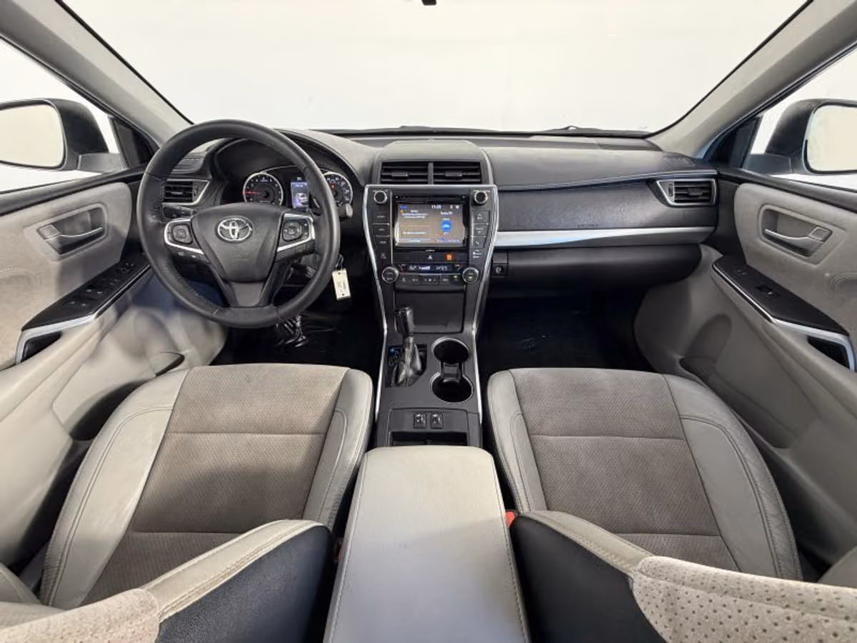 2017 Toyota Camry XSE Image 11