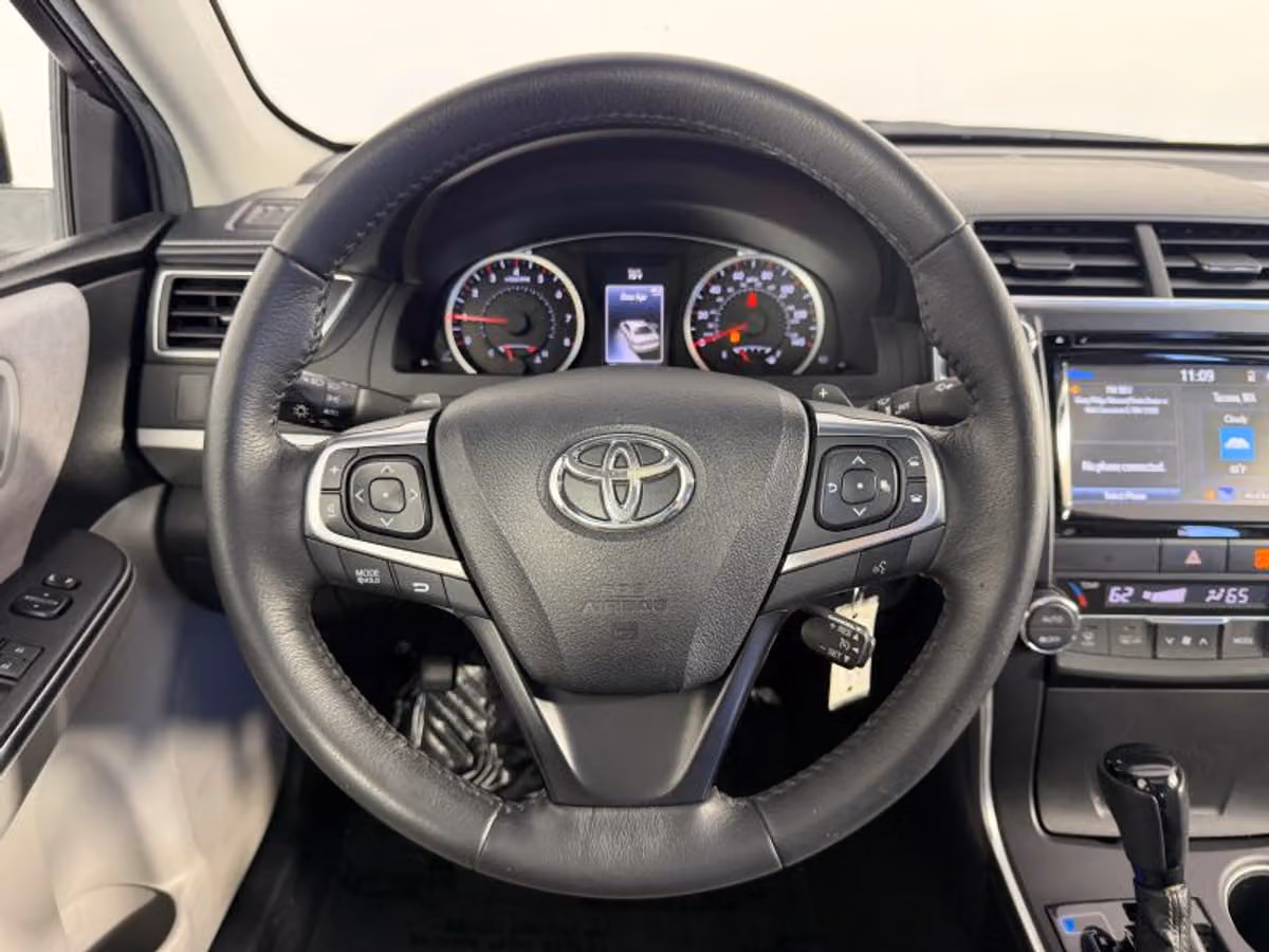 2017 Toyota Camry XSE Image 15