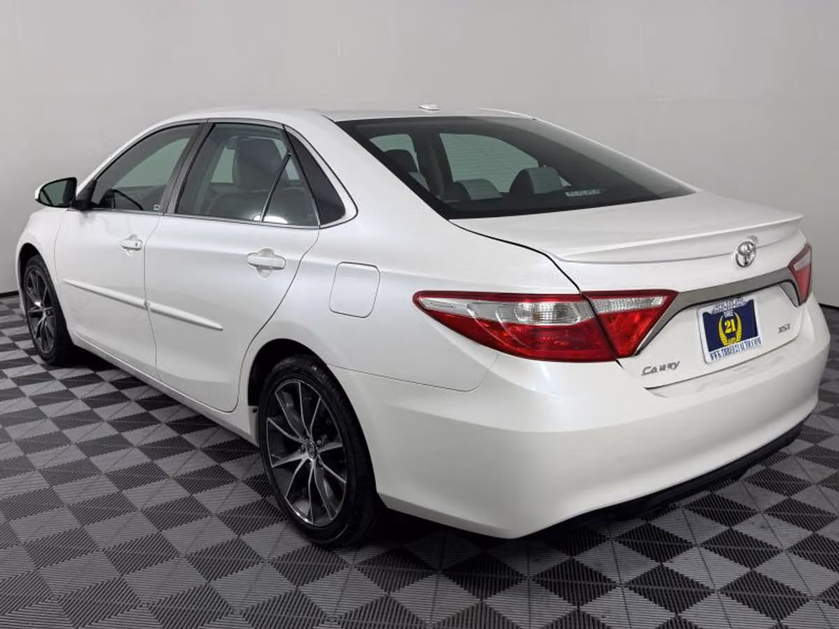 2017 Toyota Camry XSE Image 7
