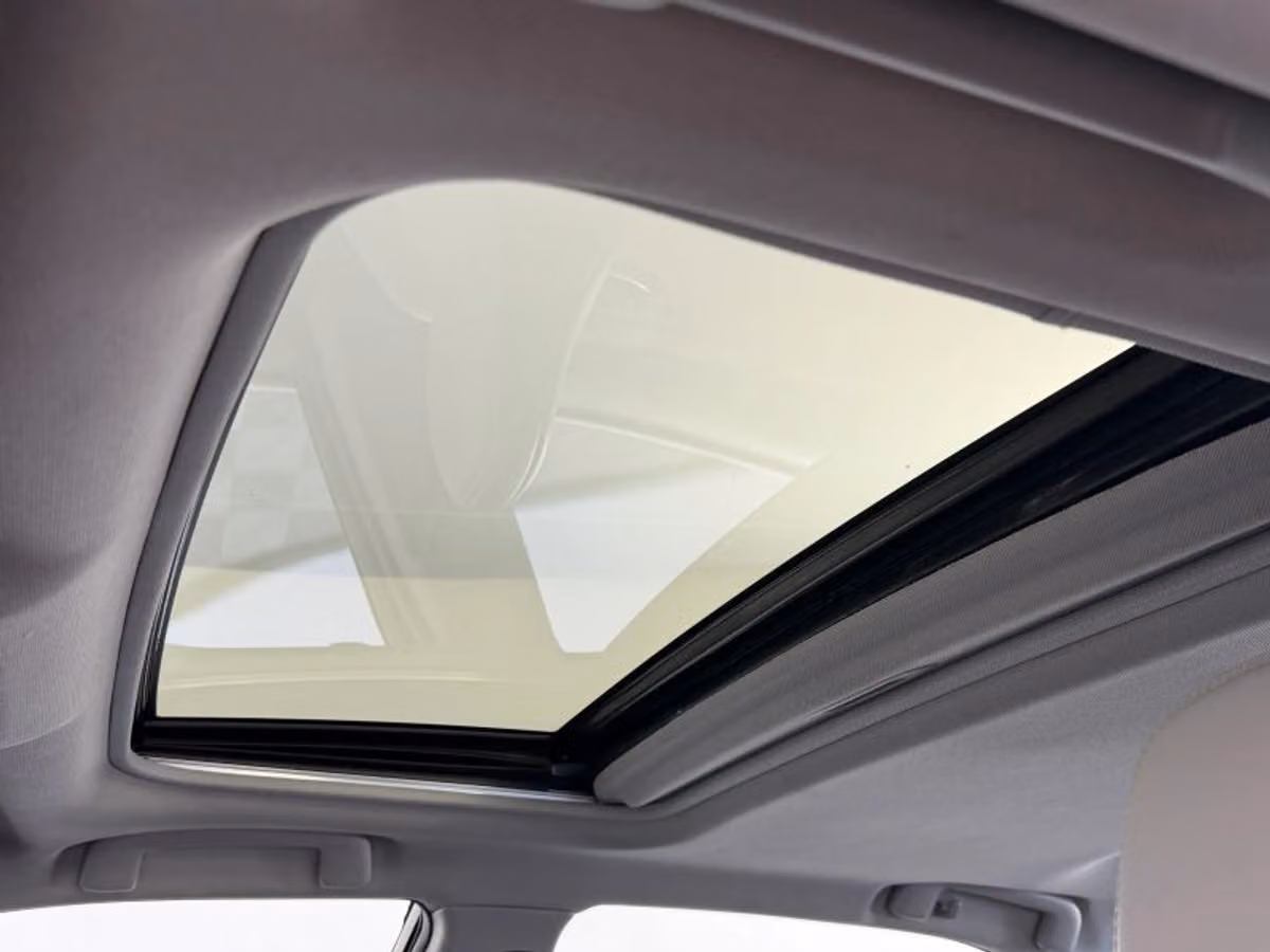 2017 Toyota Camry XSE Image 34