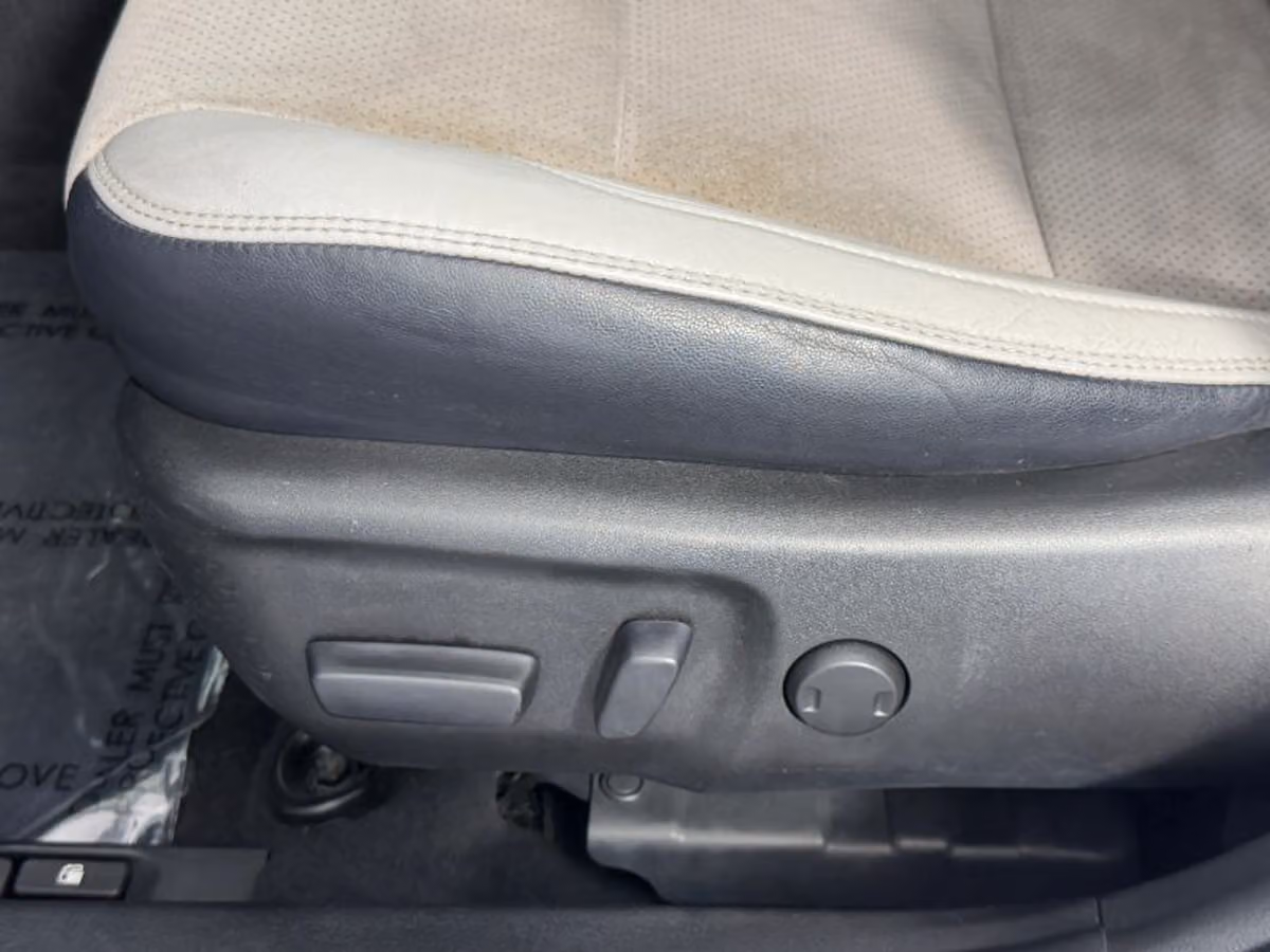 2017 Toyota Camry XSE Image 24