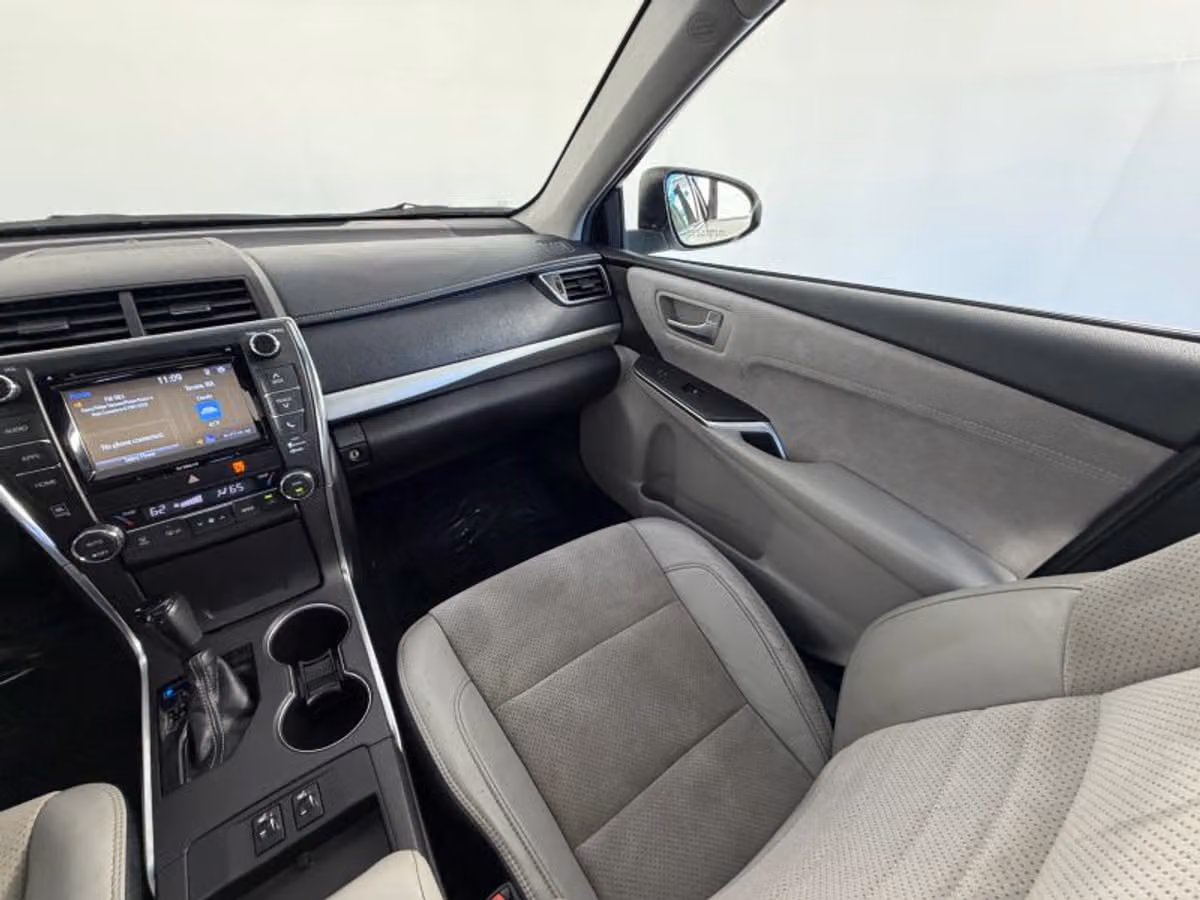 2017 Toyota Camry XSE Image 13