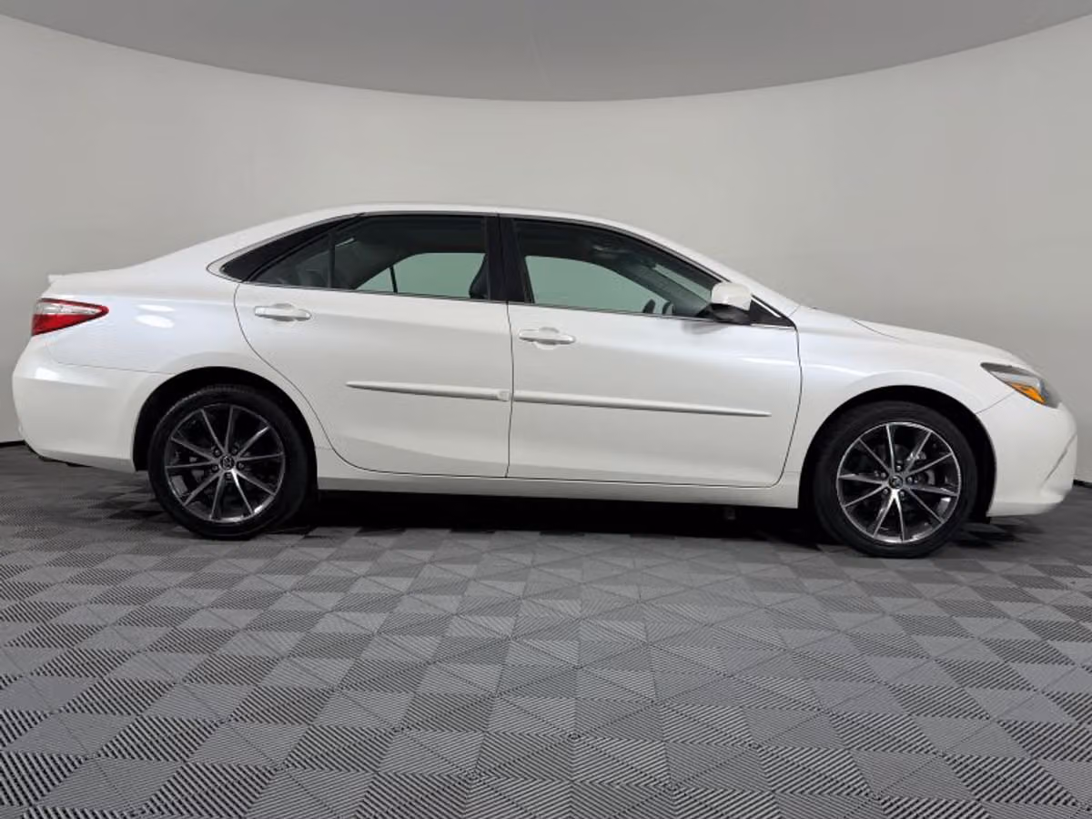 2017 Toyota Camry XSE Image 29