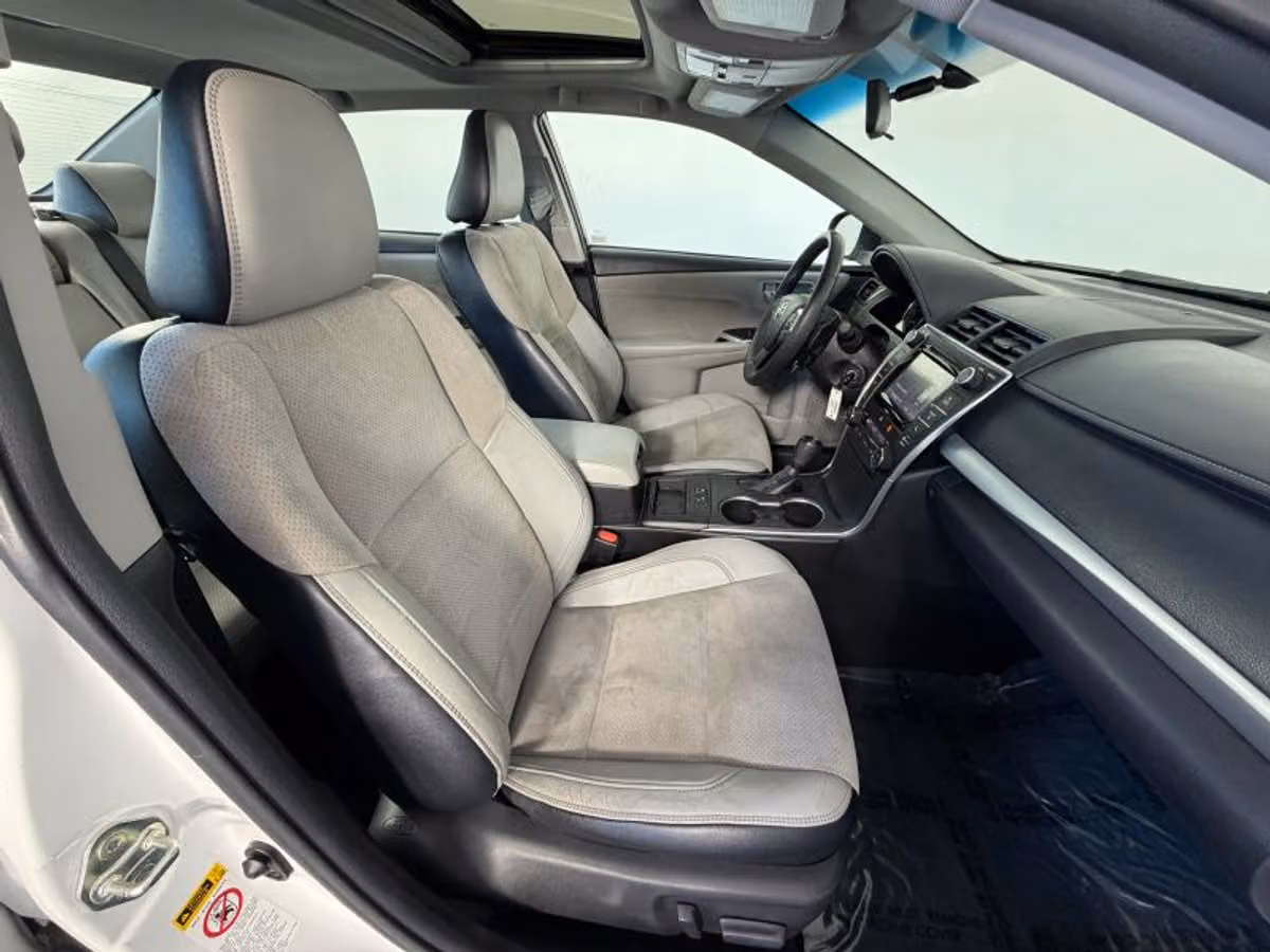 2017 Toyota Camry XSE Image 26