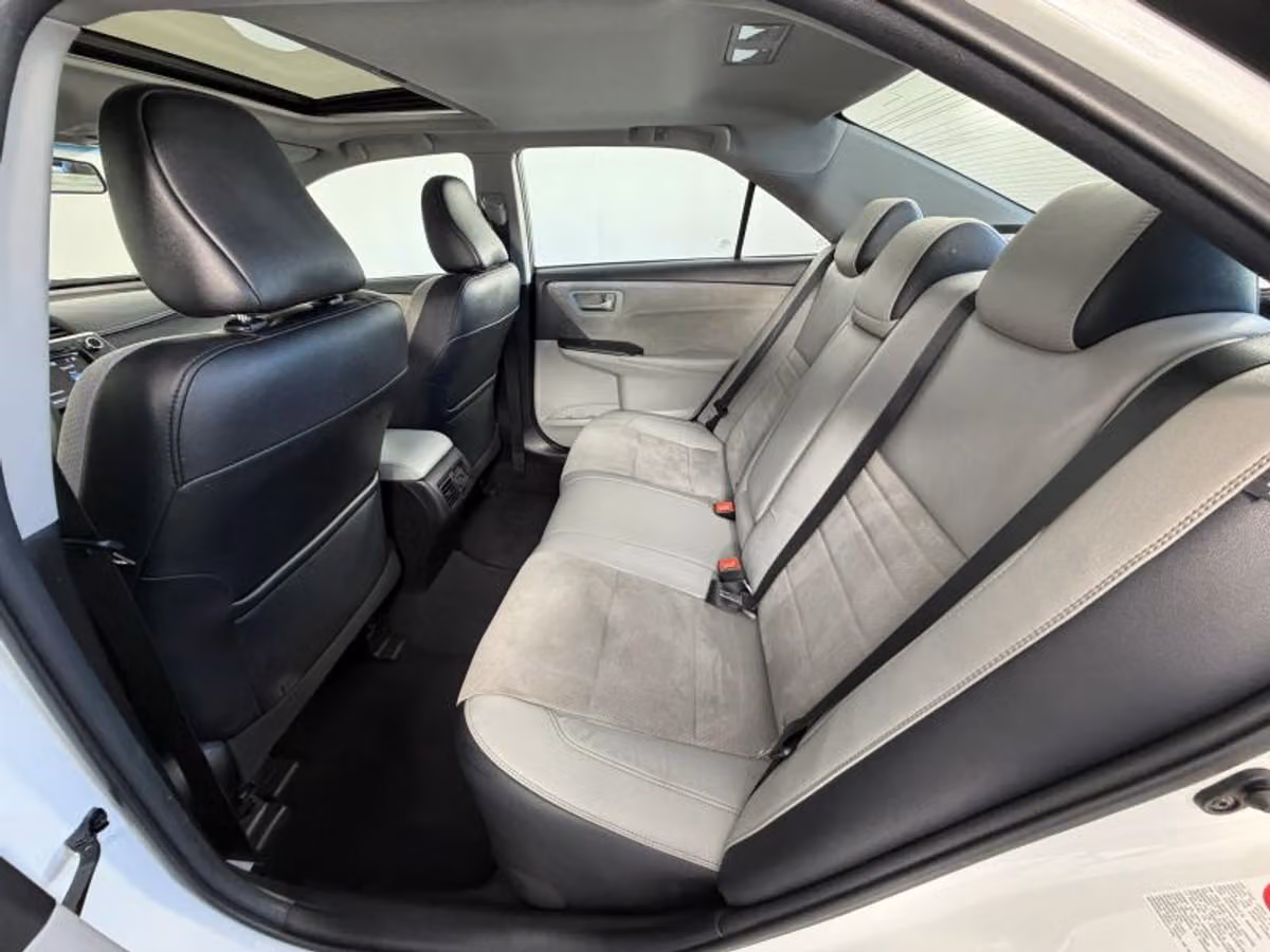 2017 Toyota Camry XSE Image 38