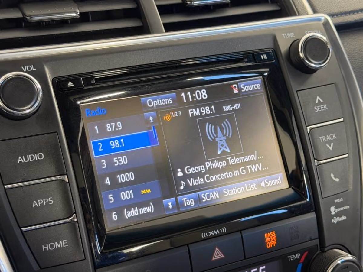 2017 Toyota Camry XSE Image 19
