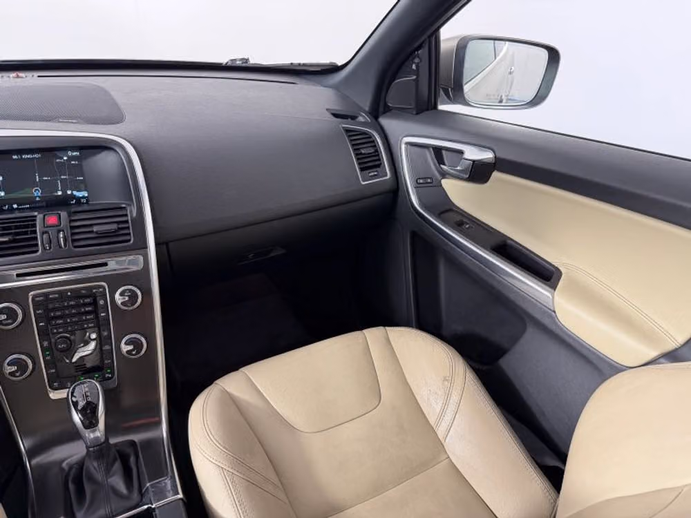 2016 Volvo XC60 T6 Drive-E Platinum Image 13