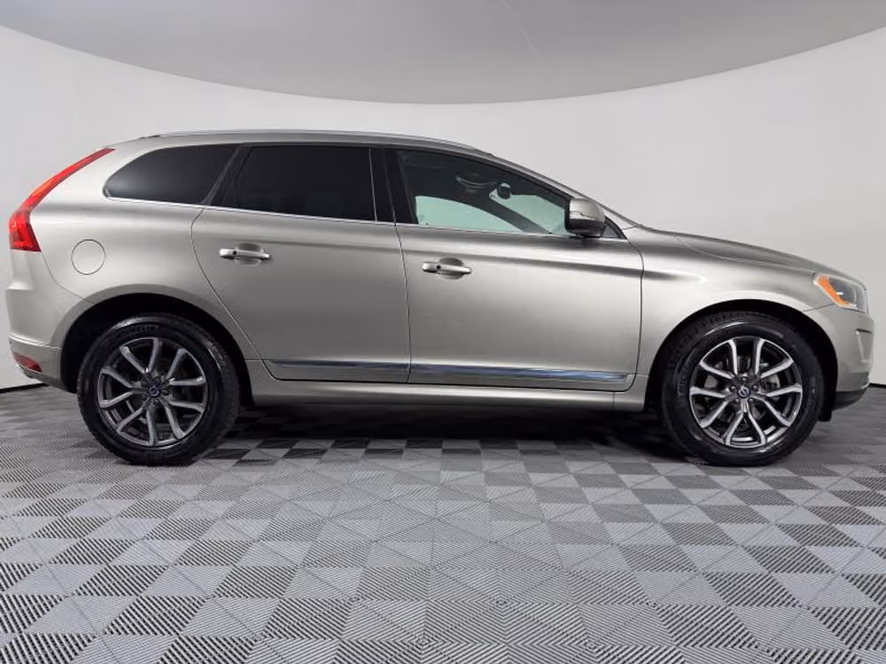 2016 Volvo XC60 T6 Drive-E Platinum Image 30