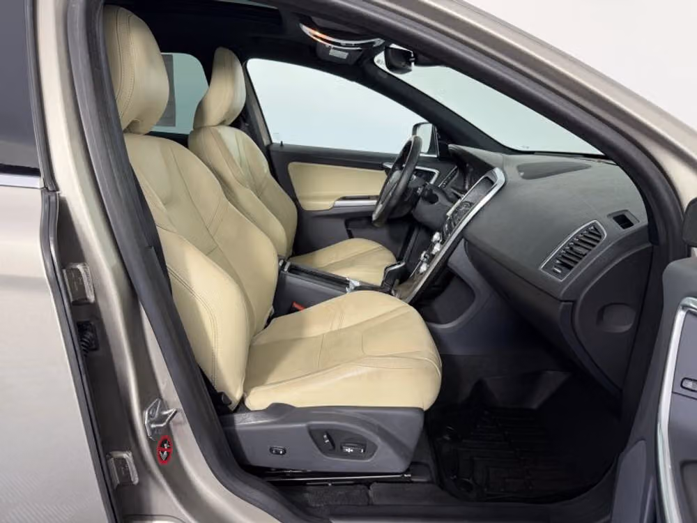 2016 Volvo XC60 T6 Drive-E Platinum Image 22